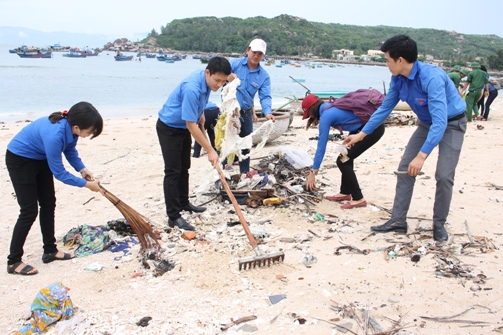 Đoàn viên, hội viên, thanh niên tham gia dọn vệ sinh bãi biển